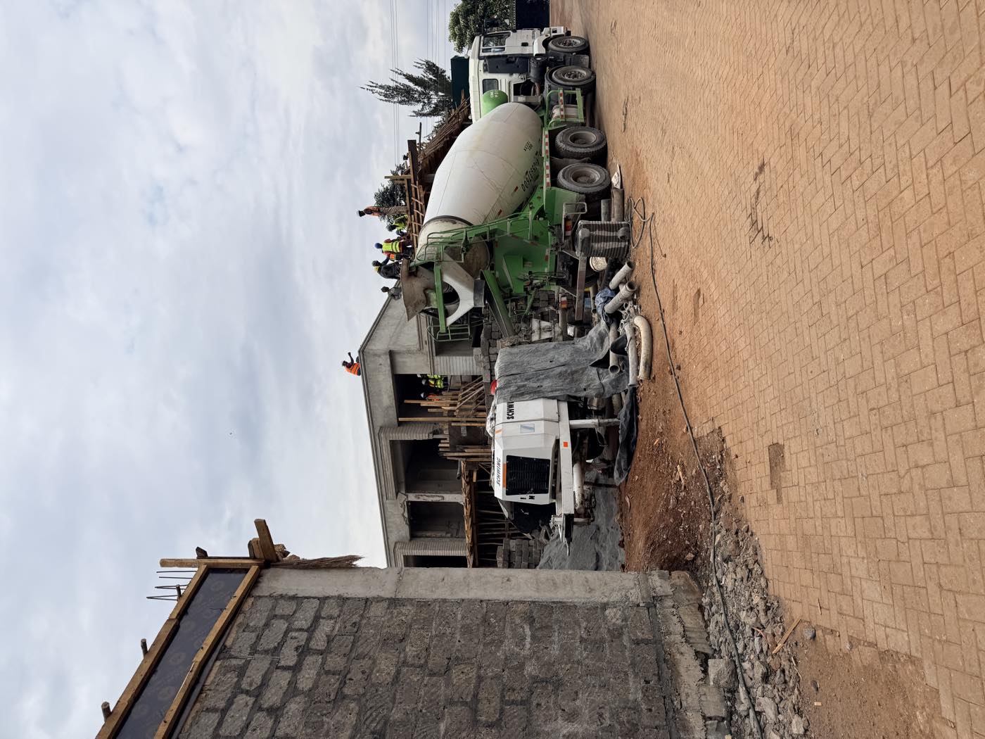 A reinforced-concrete frame rising floor by floor on the Kitisuru hotel site